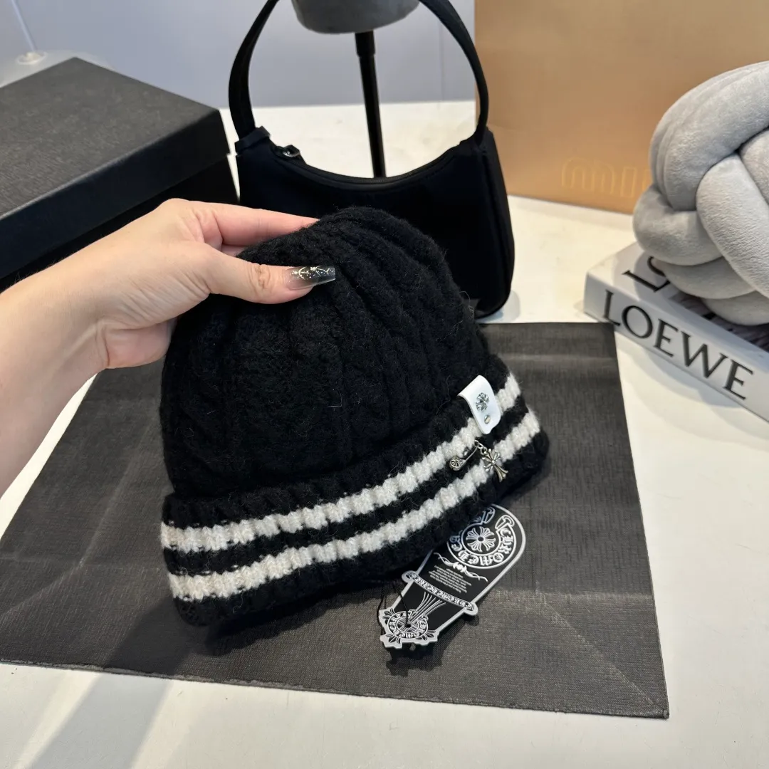 P56 Crow Heart Autumn and Winter Wool Knitted Beanie This must be a favorite of minimalism. It is clean, neat, fashionable and versatile, and will definitely not be picky about your face shape! A fashionable classic that lasts forever! Fashionable black and white can be purchased together!